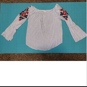 Off the shoulders stretchy blouse